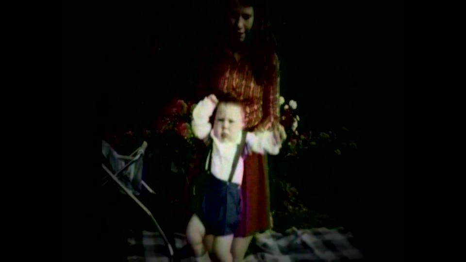 Steg 1 — Råcapture (Pathé Baby-projektor mot vägg, mobilfilm)